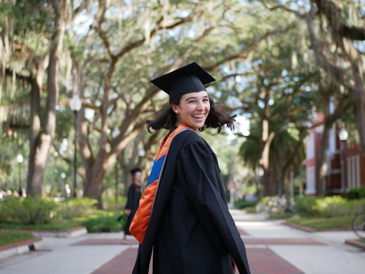 Studentessa internazionale laureata con visto F1 durante la cerimonia di laurea negli Stati Uniti
